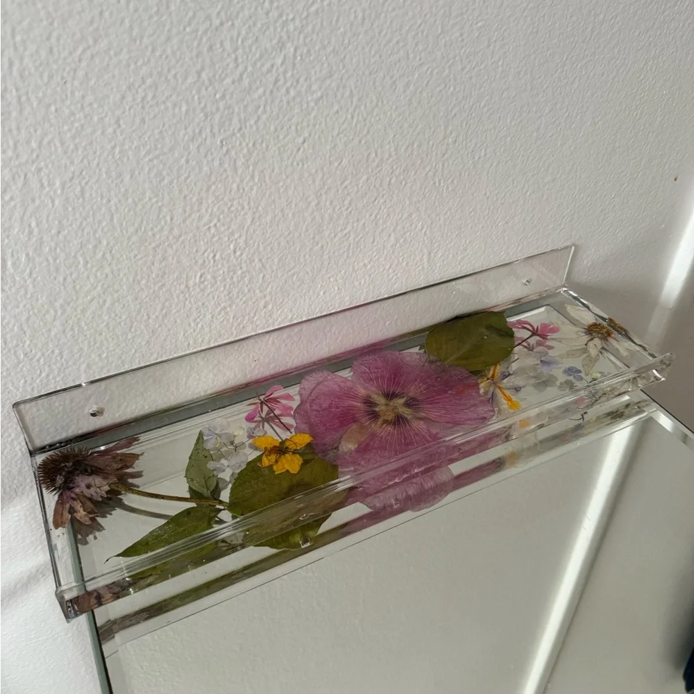Acrylic floating shelf with real hand picked and pressed flower design - Picture 5 of 6